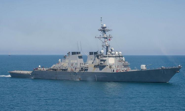 Эсминец ВМС США ROSS, бежавший с перепугу из Чёрного моря